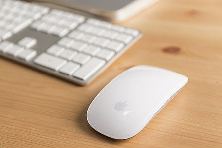 Apple-Maus mit Tastatur