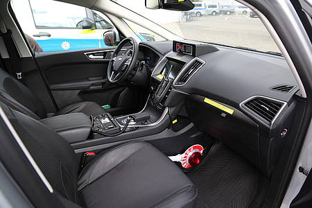 Beifahrer- und Fahrersitz eines Polizeiwagens