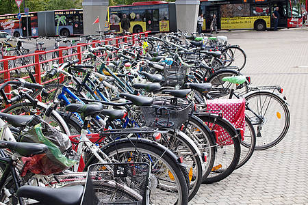 Viele Fahrräder geparkt in einer Reihe
