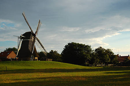 Windmühle auf Feldern