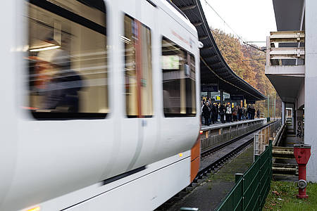 S-Bahn fährt durch Haltestelle