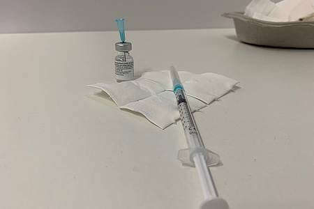 aufgezogene Spritze für Impfung