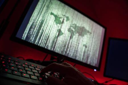 Angriff aus dem Dunkeln: Cyberkriminelle ändern die Art, wie sie arbeiten. Schutz bieten nach wie vor regelmäßige Sicherheitskopien.
