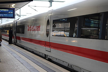 weiß-roter ICE Zug im Bahnhof