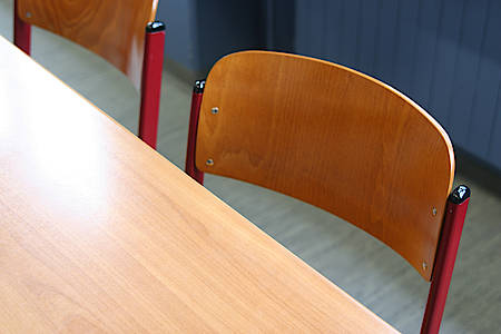 Leere Stühle in einer Schule 