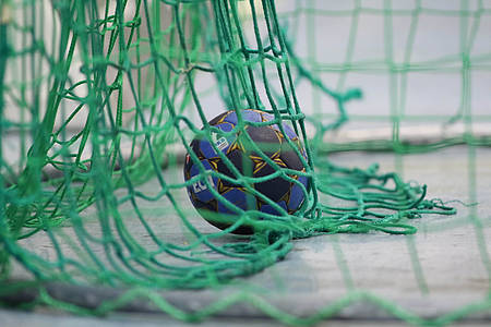Handball in einem Tor