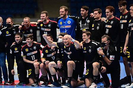 Deutschlands Handballer sind stolz auf ihren Sieg gegen Russland. Foto: Marijan Murat/dpa