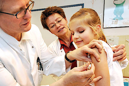 Arzt impft Kind