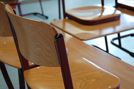 Leere Stühle nach Coronafall in Mindener Realschule