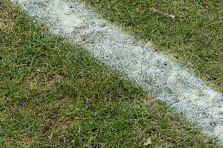Weiße Linie auf einem Fußball-Rasen