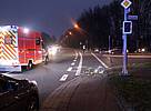 Das Fahrrad des 40-Jährigen blieb am Rand der Fahrbahn auf dem Boden liegen. Ein Rettungswagen steht auf der Kreuzung. Foto: Polizei Minden-Lübbecke