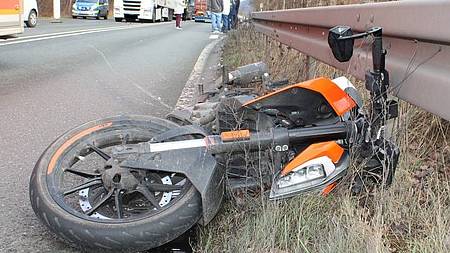 Das Motorrad rutschte auf die Gegenfahrbahn. Foto: Polizei Minden-Lübbecke