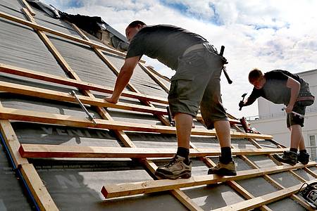 Zwei Männer arbeiten an einem neuen Dach