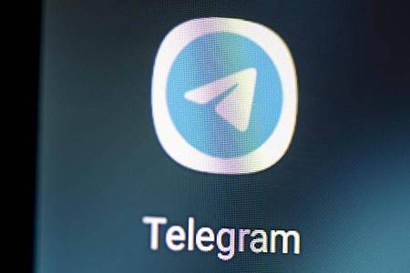 Auf dem Bildschirm eines Smartphones sieht man das Logo der Messenger App Telegram. Foto: Fabian Sommer/dpa