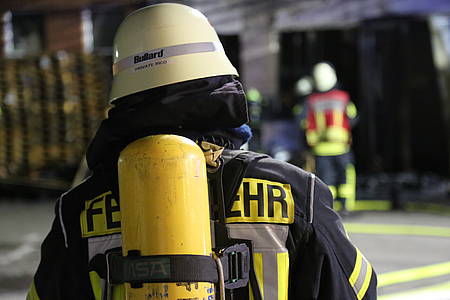Feuerwehrmann in Uniform mit Helm und Atemschutz