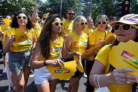 Ganz in Gelb: Teilnehmerinnen der CSD-Parade.
