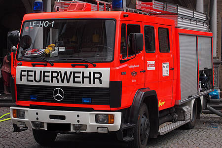 oranger großer Feuerwehrwagen