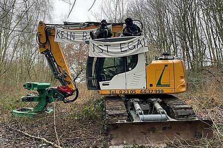 Menschen auf Bagger 