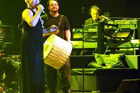 Die türkische Queen of Pop, Sezen Aksu, steht im Rahmen ihrer Deutschland-Tournee in Berlin auf der Bühne. Foto: Maurizio Gambarini/dpa