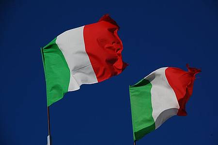 Zwei italienische Fahnen wehen im Wind