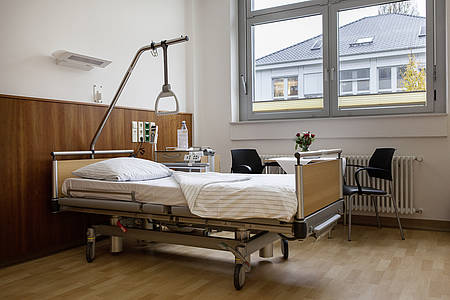 Krankenhauszimmer mit Patientenbett