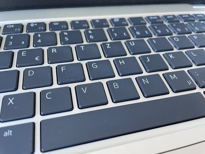 Tastatur eines Laptops in Großaufnahme.