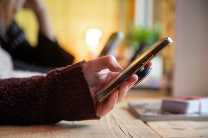 Jemand scrolt auf einem Smartphone.