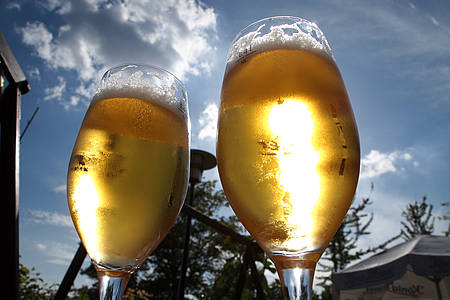 Zwei gefüllte Biergläser