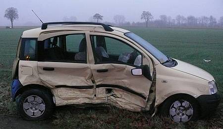 Der Fiat nahm erheblichen Schaden. Foto: Polizei Minden-Lübbecke