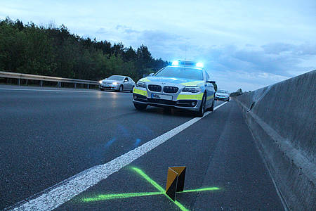 Polizeiwagen mit Blaulicht auf Autobahn