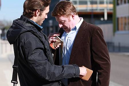 Mann schüttet einem anderen Mann Kaffee auf das Hemd und klaut dabei seine Brieftasche