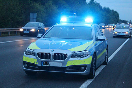 Polizeiauto in der Dämmerung auf einer Autobahn
