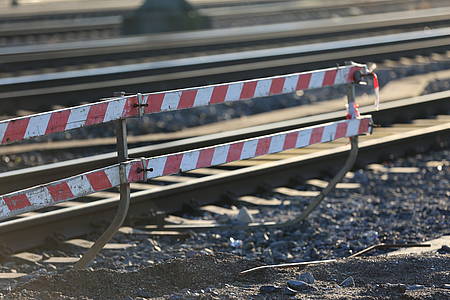 Warnbaken in einem Gleisbett / Bahnübergänge