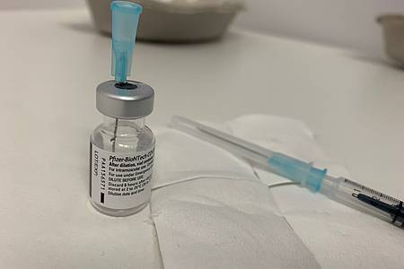 Spritze mit Biontech-Impfstoff 