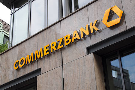 Gelber Schriftzug Commerzbank an Bankgebäude