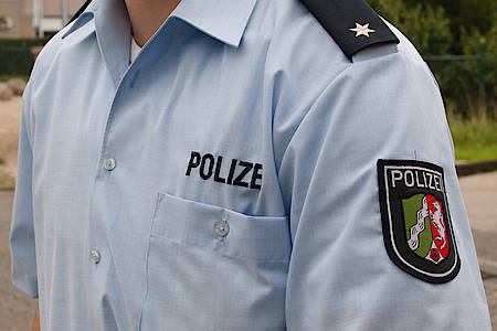 hellblaues Polizeihemd