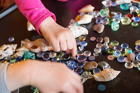 Kinder spielen mit Glasperlen / Beschäftigungs-Tipps