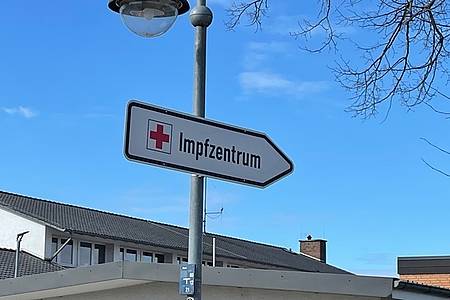Schild mit Aufschrift "Impfzentrum" 