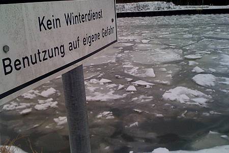 Eisschollen treiben auf dem Mittellandkanal