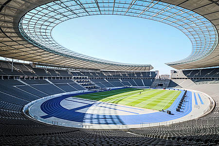 berlin olympiastadion mit blauer laufbahn