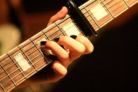 Hand am Gitarrenhals