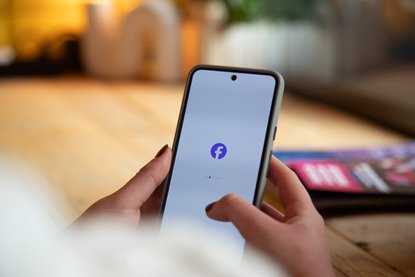 Smartphone auf dem Facebook geöffnet ist