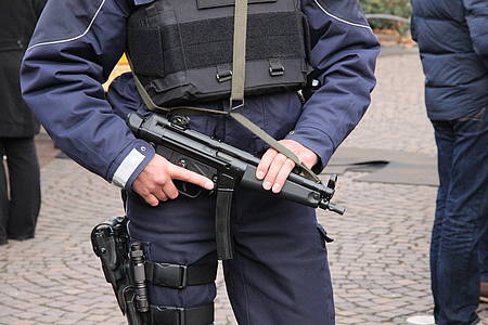 Bewaffneter Polizist