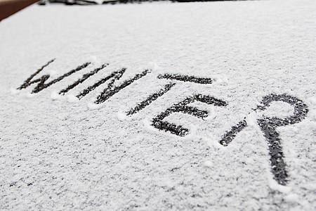 Schriftzug "Winter" auf einer Autoscheibe