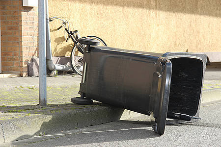Umgekippte Mülltonne am Straßenrand