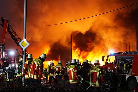Einsatzkräfte der Feuerwehr löschen den Brand auf dem Firmengelände eines Automobilzulieferers in Allmendingen.