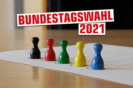 Bunte Spielfiguren mit Schriftzug "Bundestagswahl 2021"
