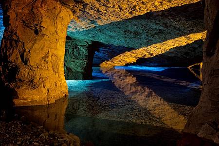 Grotte im Bergwerk mit unterirdischem See