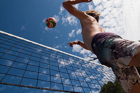 Volleyballnetz Ball Mann freier Oberkörper
