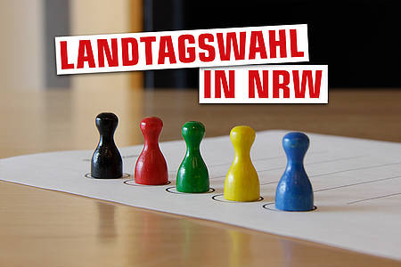 Bunte Spielfiguren mit Aufschrift Landtagswahl in NRW